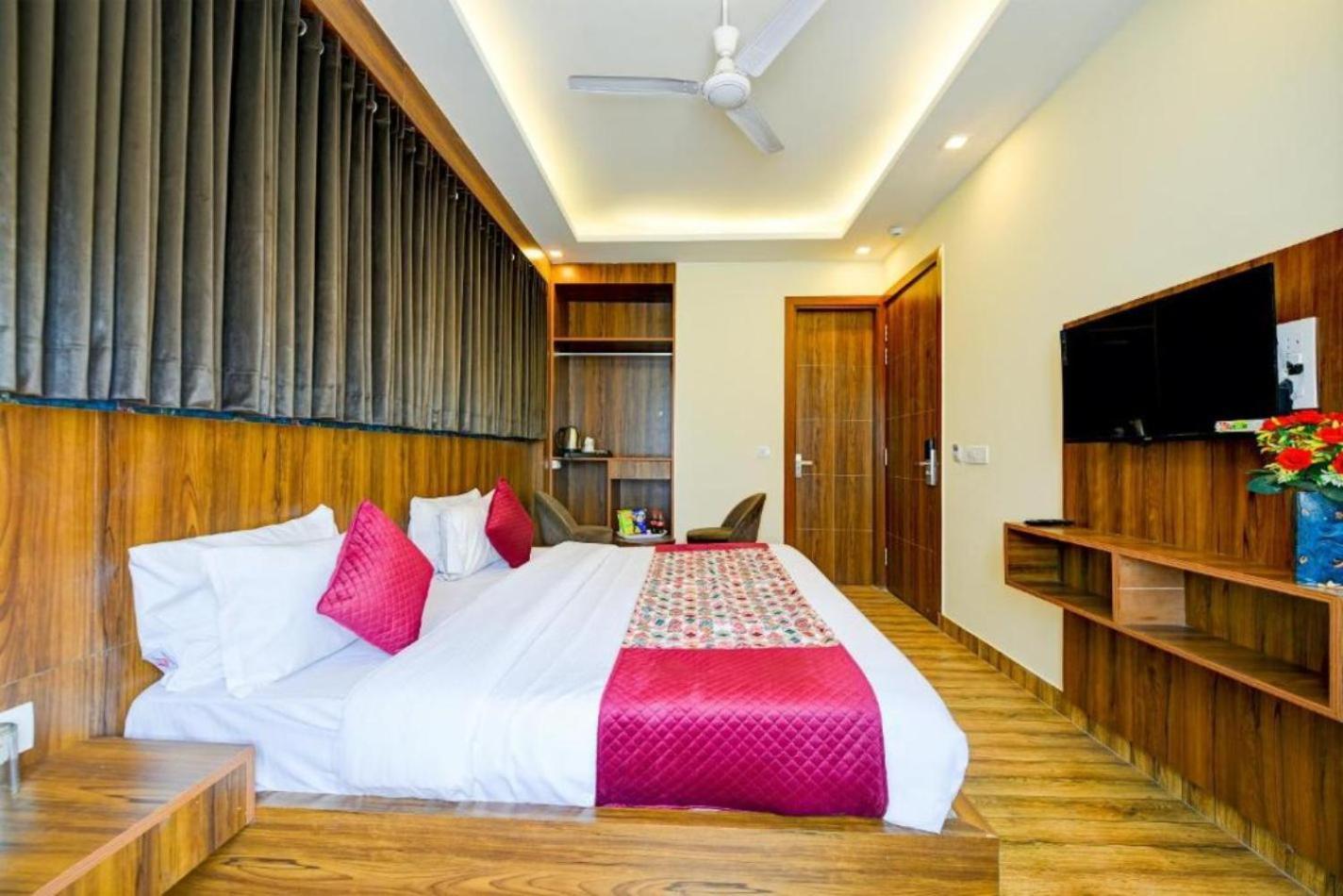 Rosewood Suites A Family Hotel Near Delhi Airport 新德里 外观 照片