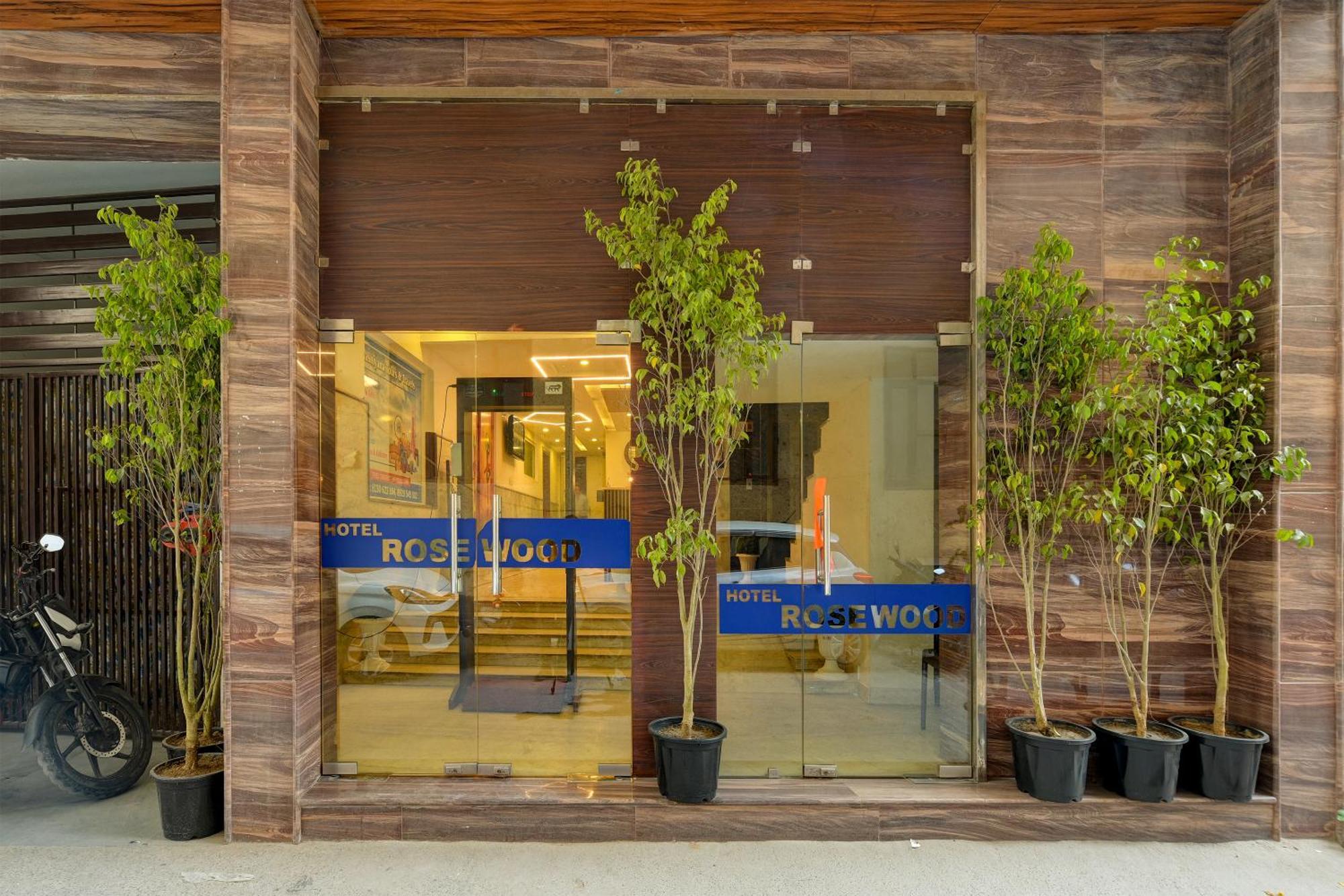 Rosewood Suites A Family Hotel Near Delhi Airport 新德里 外观 照片